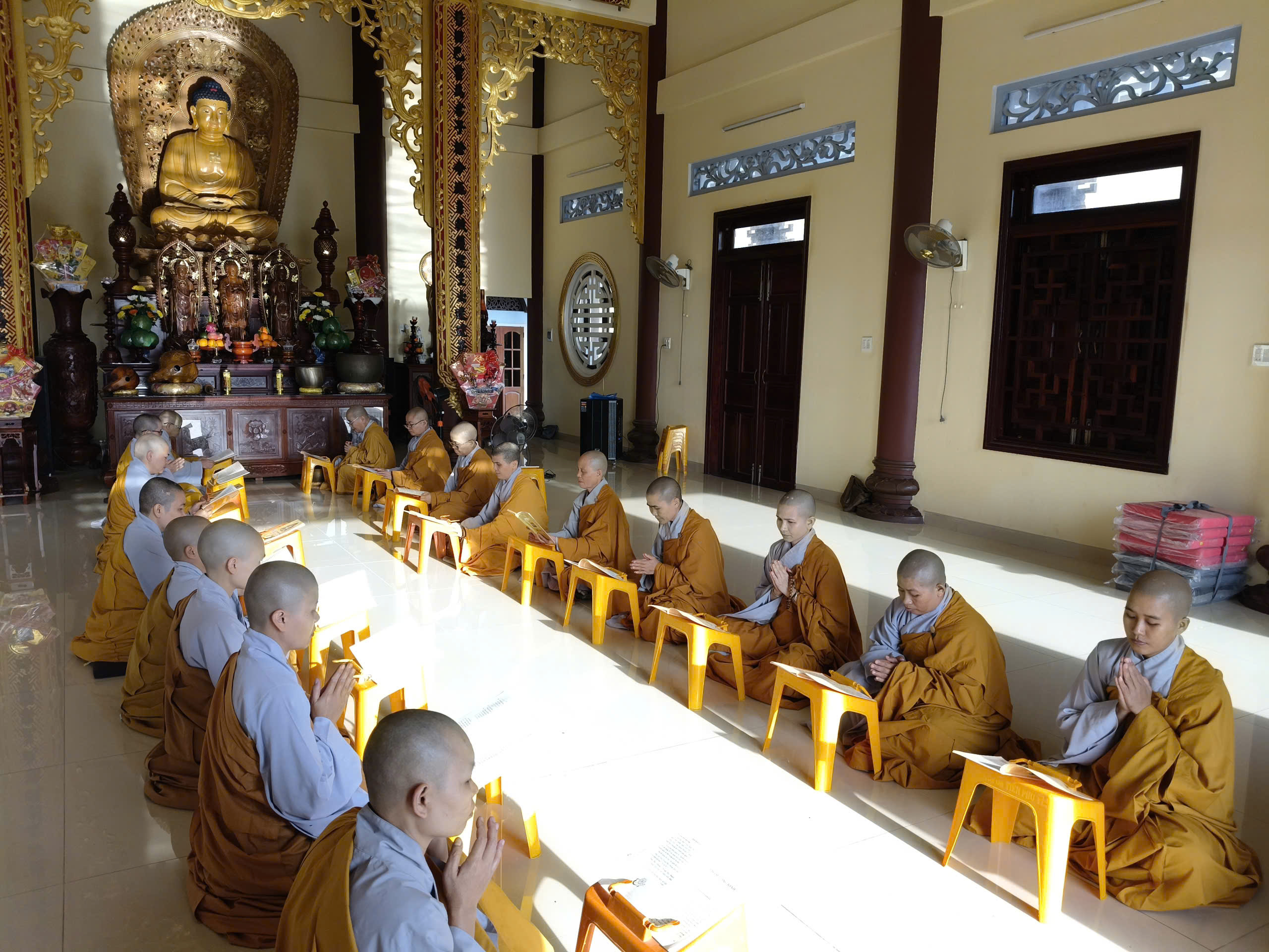 Chư Ni Bố tát tại chùa Hương Quang